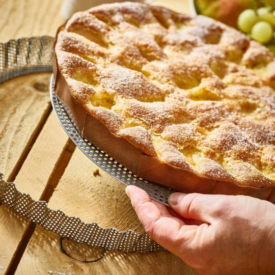Moule à tarte inox perforé Ø28cm + 2 feuilles de cuisson antiadhésive